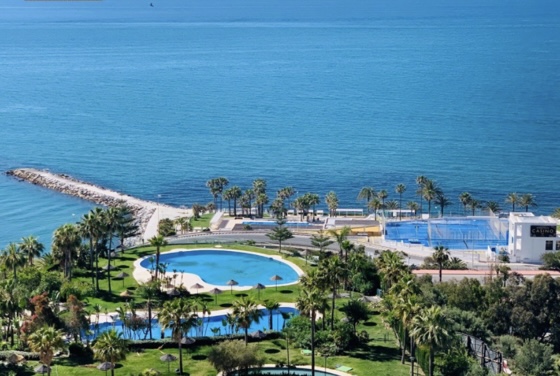 Larga temporada . Se alquila desde 31 de Julio 2026 mangnifico apartamento con vistas al mar en 2ª linea de playa en Benalmadena