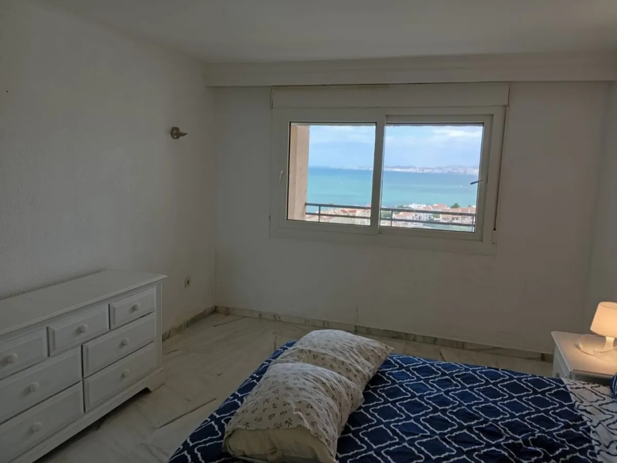 Larga temporada . Se alquila desde 31 de Julio 2026 mangnifico apartamento con vistas al mar en 2ª linea de playa en Benalmadena