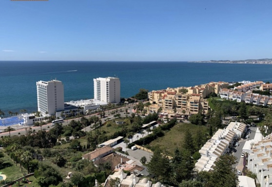 Larga temporada . Se alquila desde 31 de Julio 2026 mangnifico apartamento con vistas al mar en 2ª linea de playa en Benalmadena