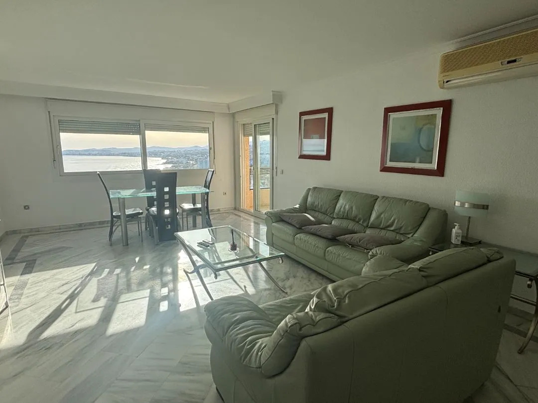 Larga temporada . Se alquila desde 31 de Julio 2026 mangnifico apartamento con vistas al mar en 2ª linea de playa en Benalmadena