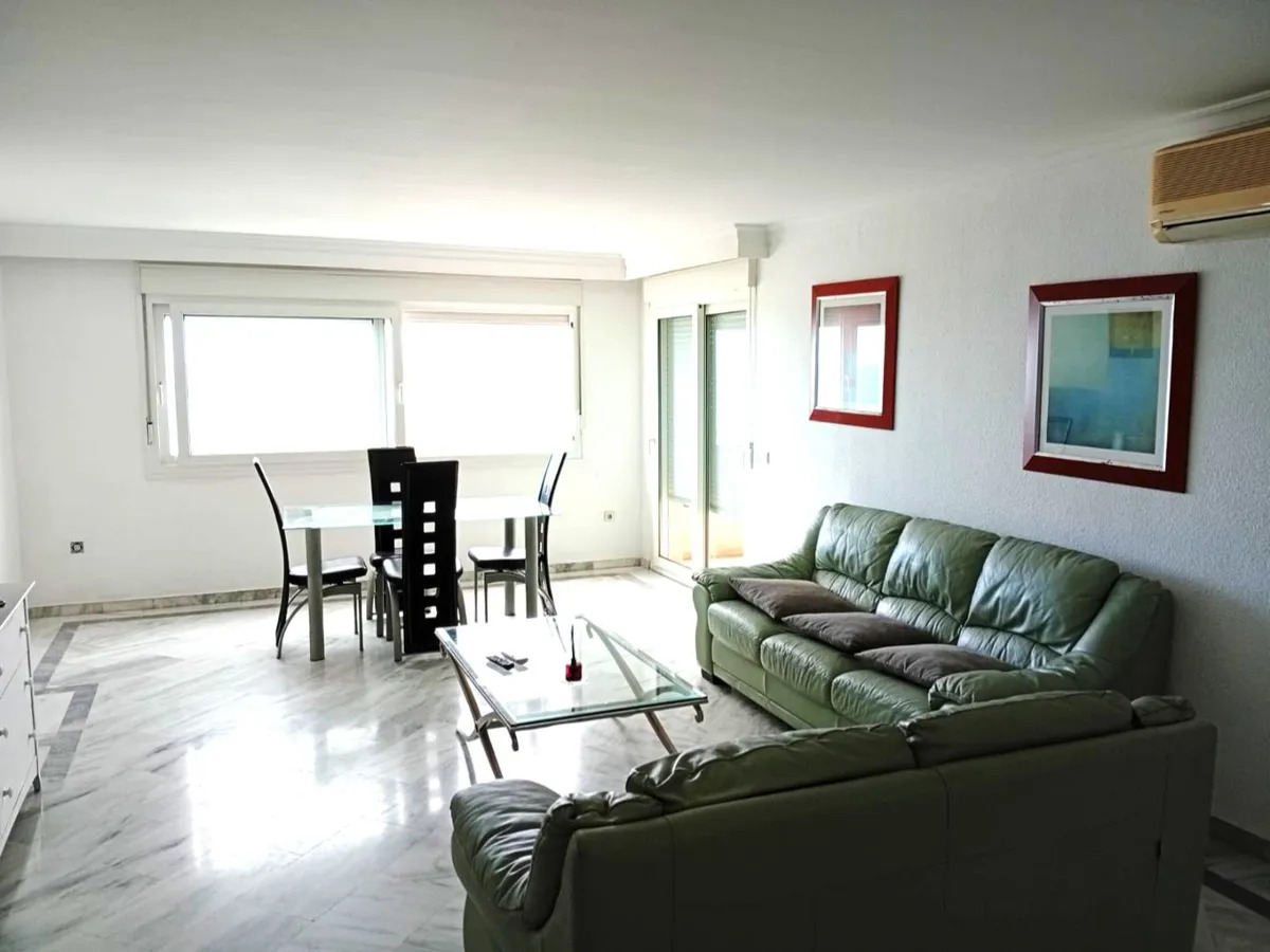 Larga temporada . Se alquila desde 31 de Julio 2026 mangnifico apartamento con vistas al mar en 2ª linea de playa en Benalmadena