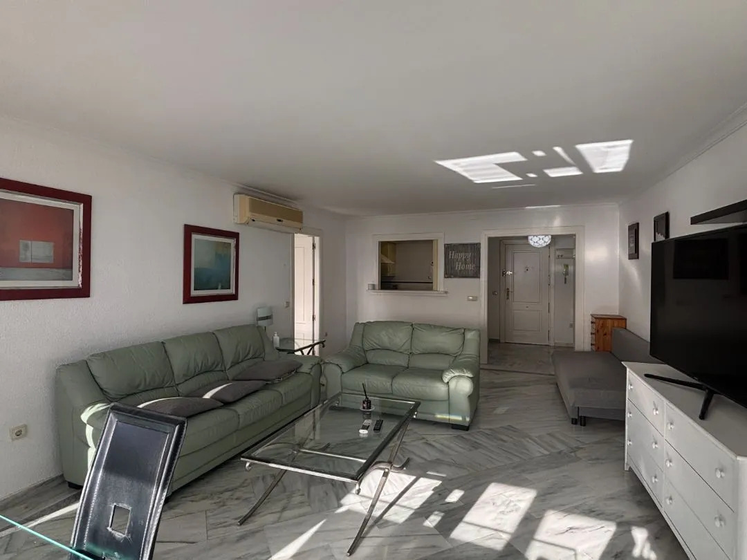 Larga temporada . Se alquila desde 31 de Julio 2026 mangnifico apartamento con vistas al mar en 2ª linea de playa en Benalmadena