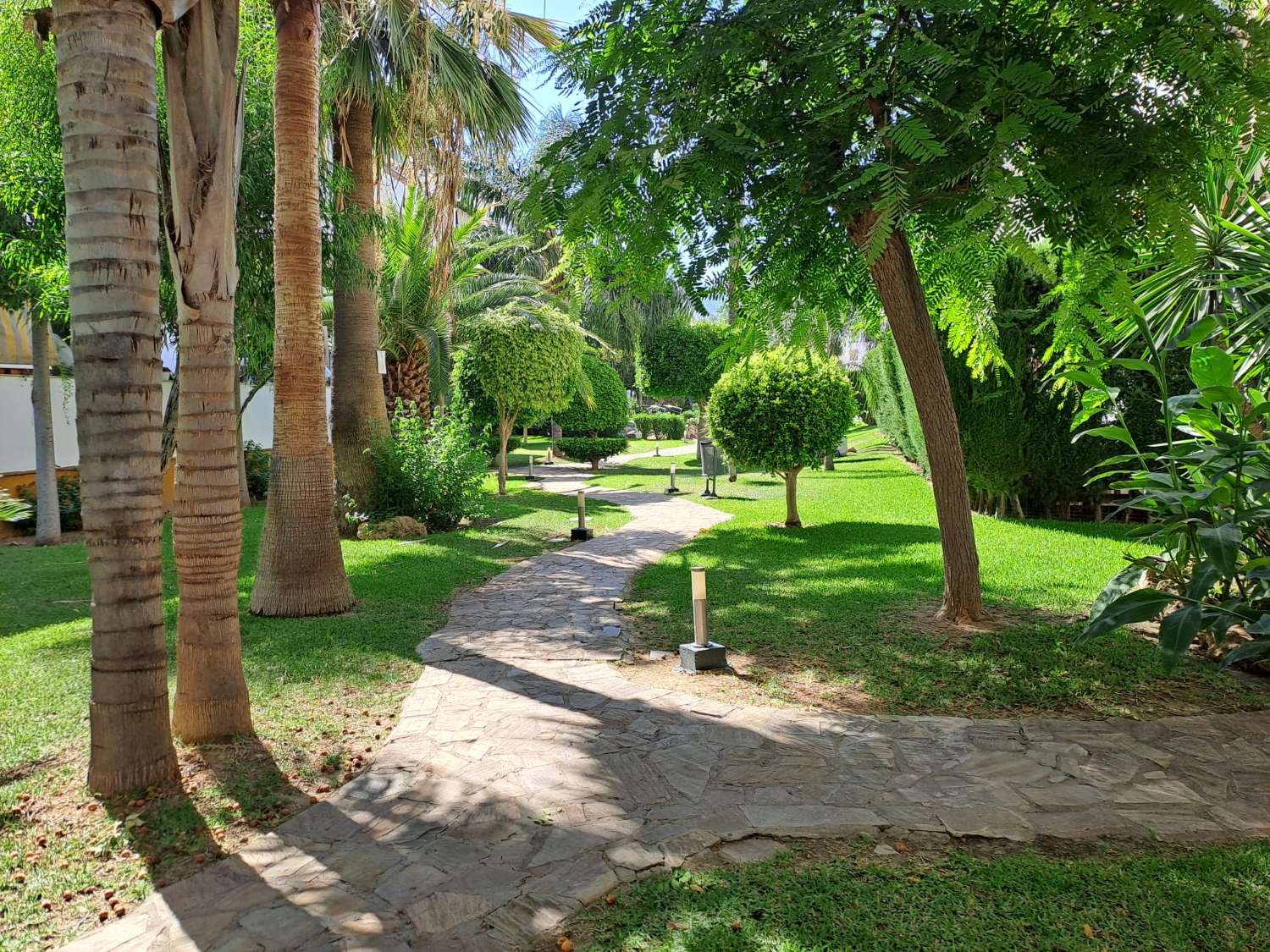 Media temporada.  Se alquila  desde 1.10.26-31.5.27 bonito apartamento en planta baja a 200 metros de la playa en Benalmádena.