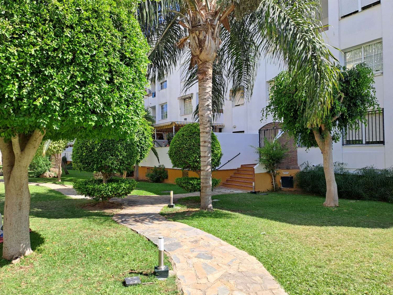 Media temporada.  Se alquila  desde 1.10.26-31.5.27 bonito apartamento en planta baja a 200 metros de la playa en Benalmádena.