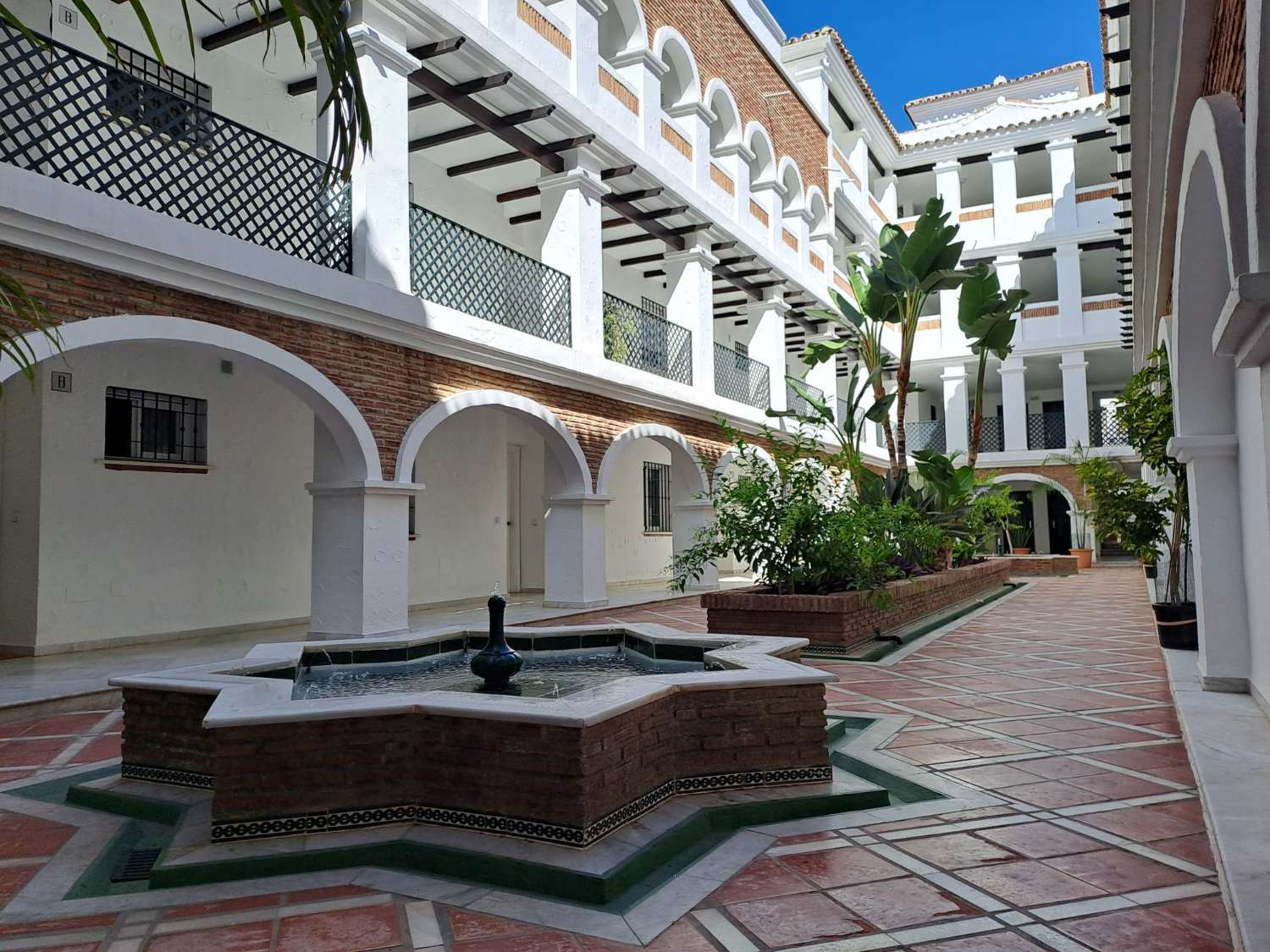 Media temporada.  Se alquila  desde 1.10.26-31.5.27 bonito apartamento en planta baja a 200 metros de la playa en Benalmádena.