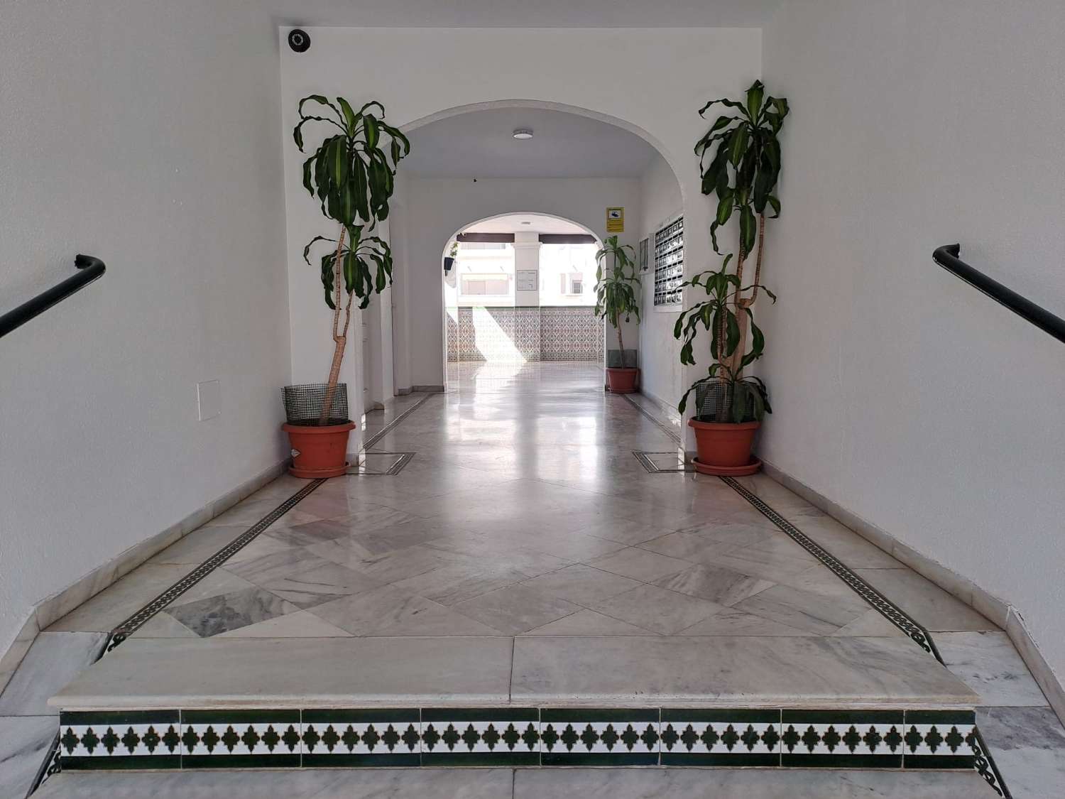 Media temporada.  Se alquila  desde 1.10.26-31.5.27 bonito apartamento en planta baja a 200 metros de la playa en Benalmádena.