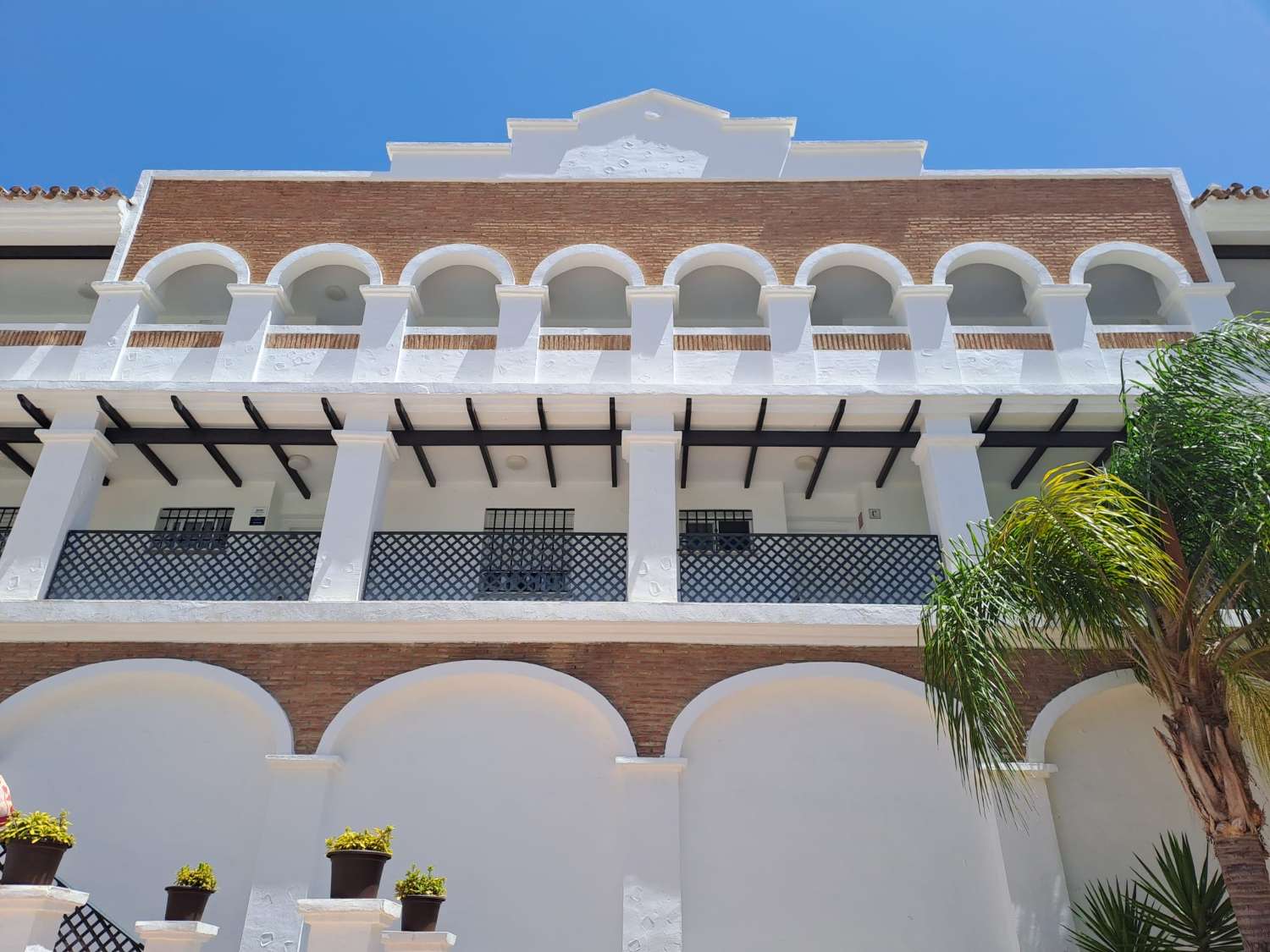 Media temporada.  Se alquila  desde 1.10.26-31.5.27 bonito apartamento en planta baja a 200 metros de la playa en Benalmádena.