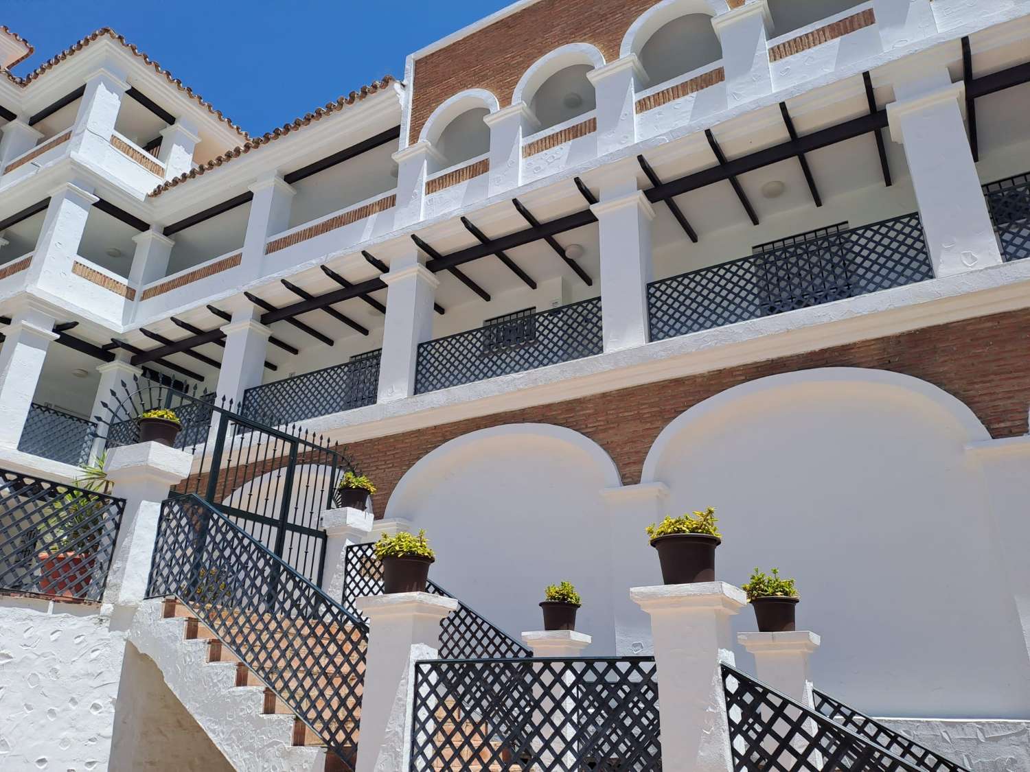 Media temporada.  Se alquila  desde 1.10.26-31.5.27 bonito apartamento en planta baja a 200 metros de la playa en Benalmádena.