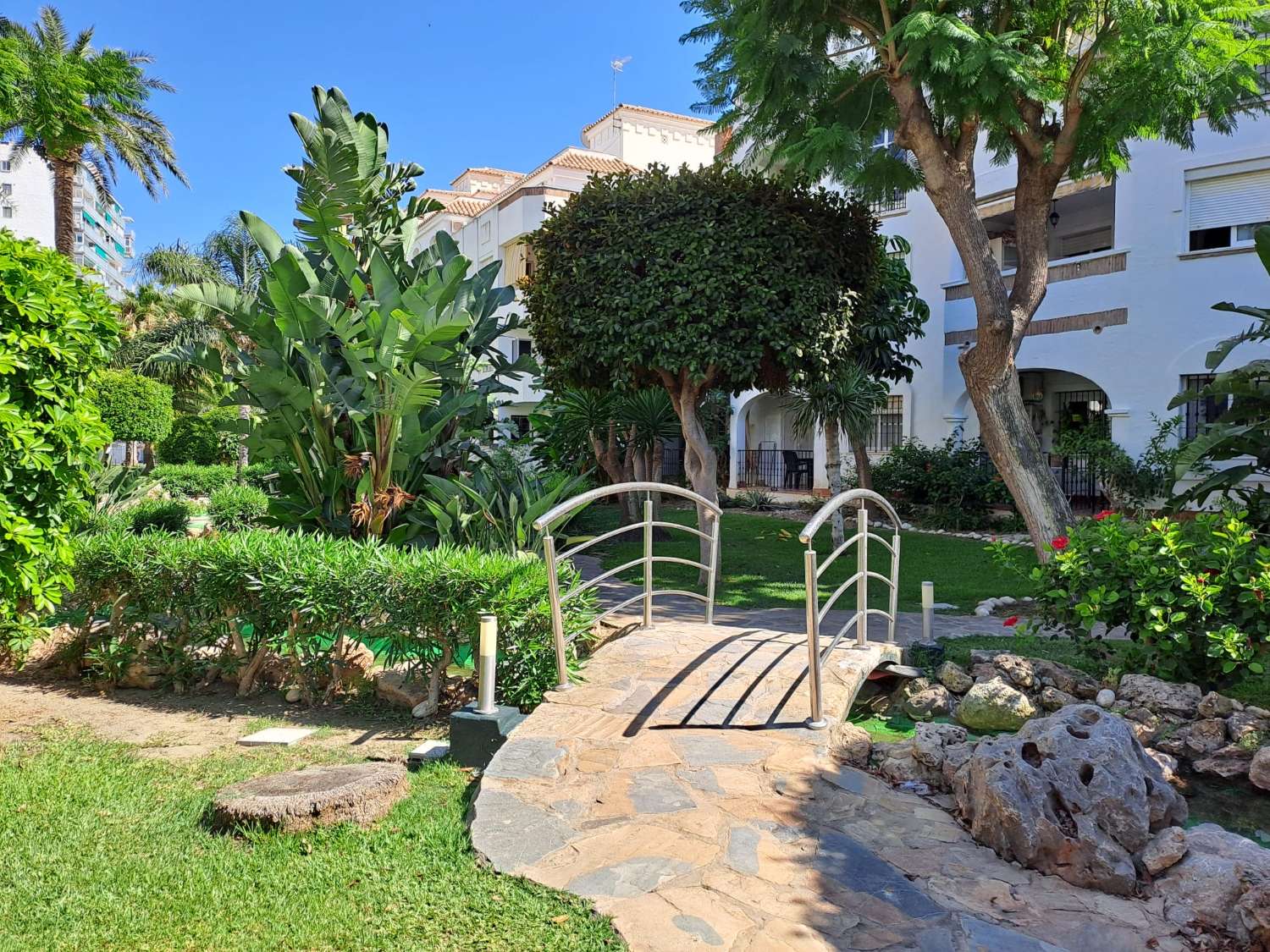 Media temporada.  Se alquila  desde 1.10.26-31.5.27 bonito apartamento en planta baja a 200 metros de la playa en Benalmádena.