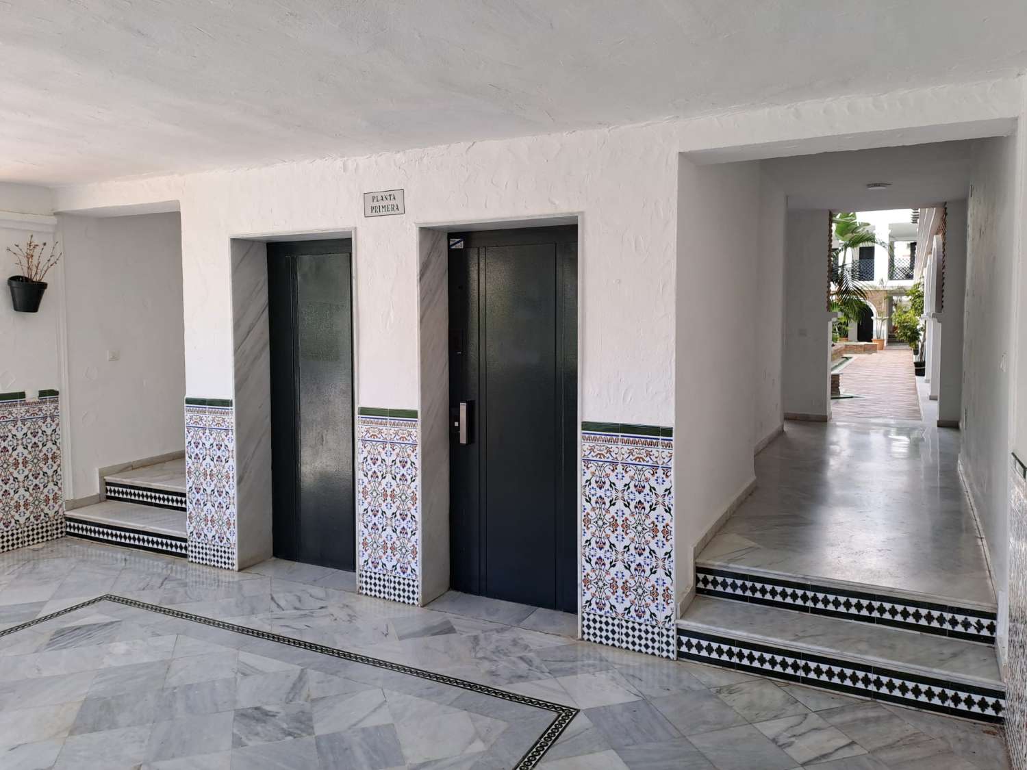 Media temporada.  Se alquila  desde 1.10.26-31.5.27 bonito apartamento en planta baja a 200 metros de la playa en Benalmádena.