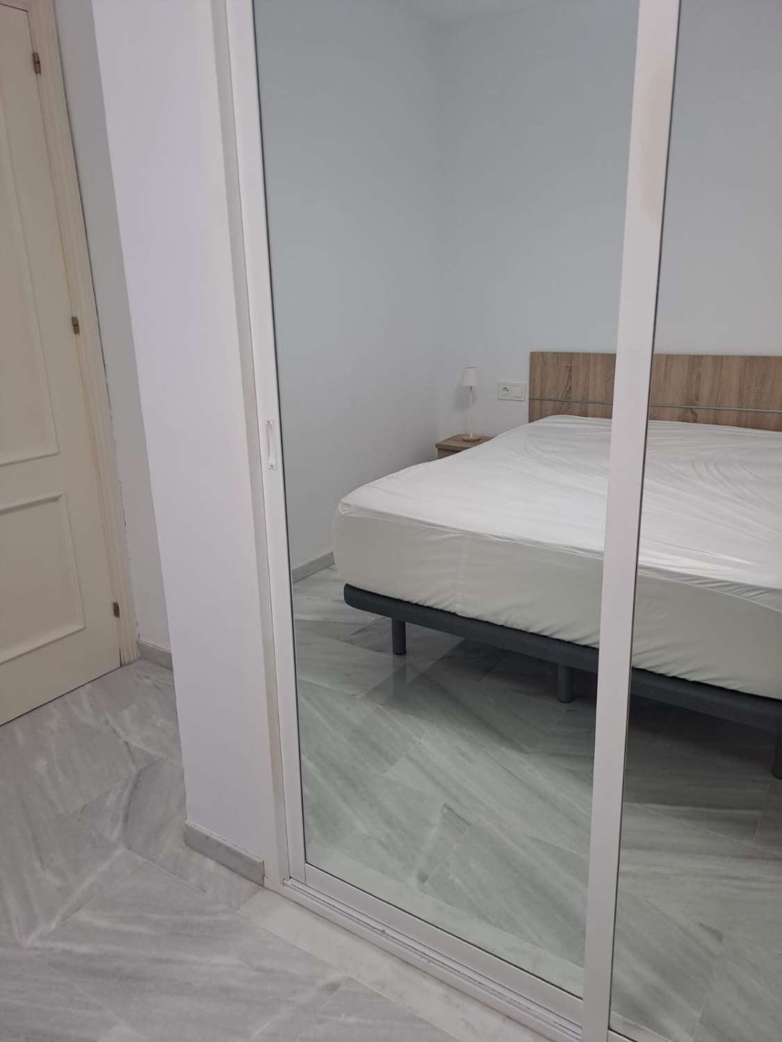 Media temporada.  Se alquila  desde 1.10.26-31.5.27 bonito apartamento en planta baja a 200 metros de la playa en Benalmádena.
