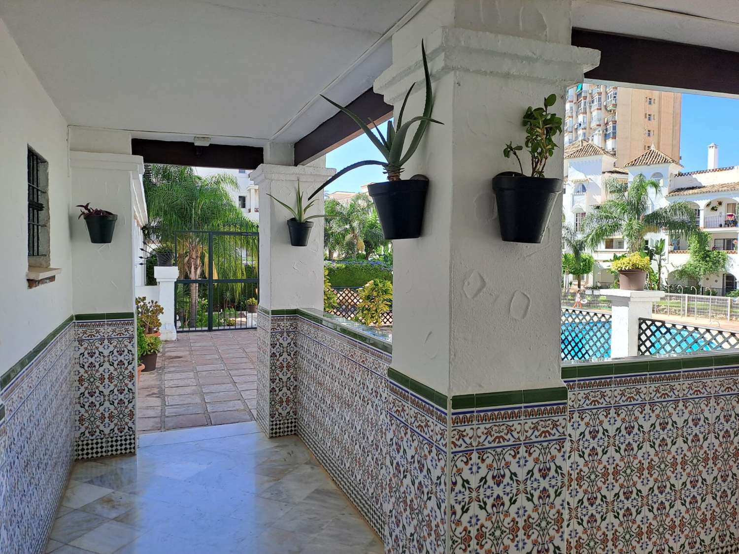 Media temporada.  Se alquila  desde 1.10.26-31.5.27 bonito apartamento en planta baja a 200 metros de la playa en Benalmádena.