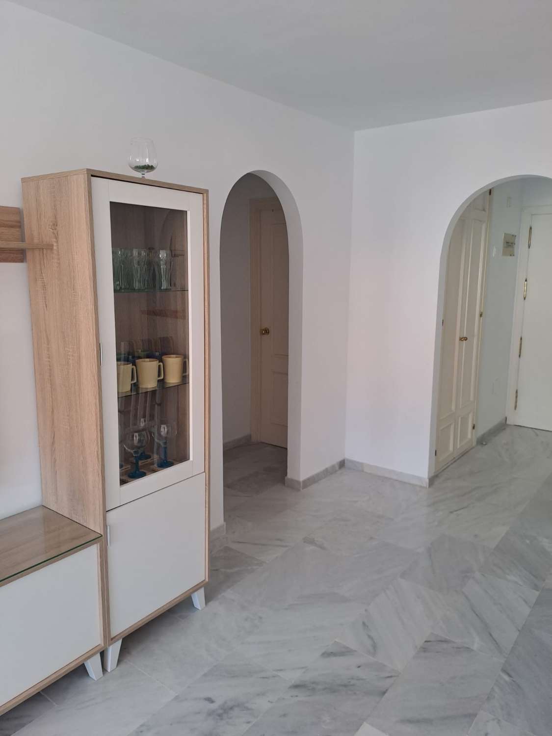 Media temporada.  Se alquila  desde 1.10.26-31.5.27 bonito apartamento en planta baja a 200 metros de la playa en Benalmádena.