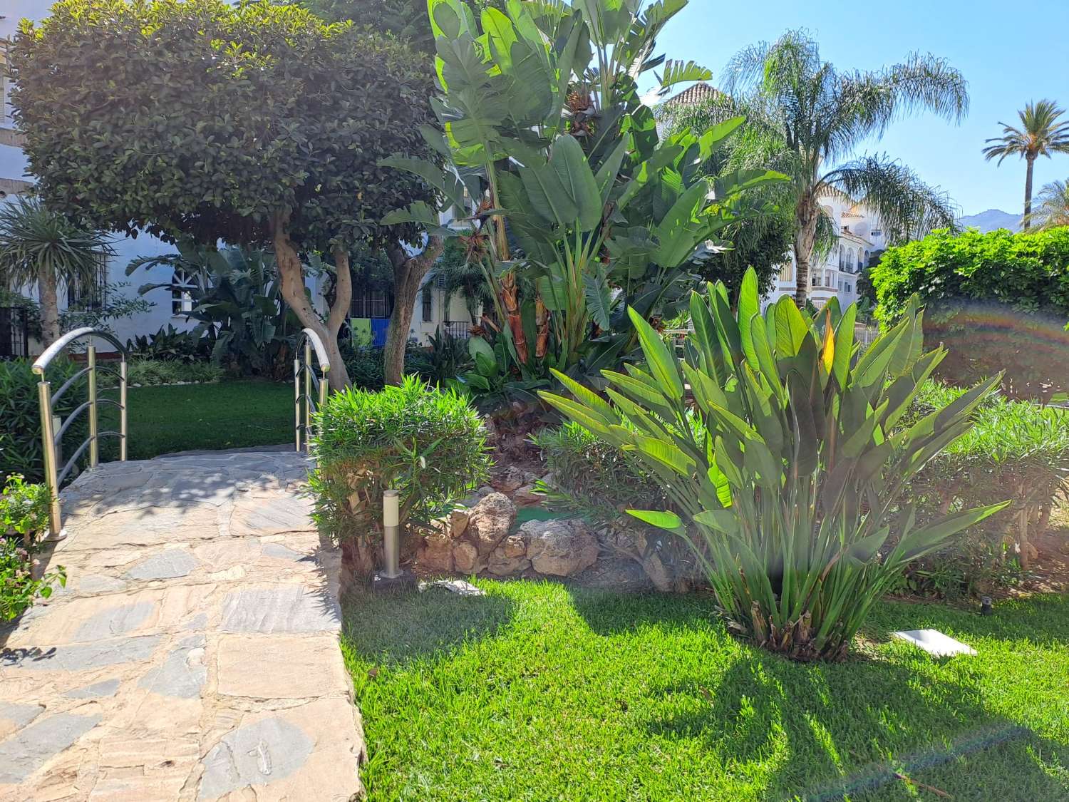 Media temporada.  Se alquila  desde 1.10.26-31.5.27 bonito apartamento en planta baja a 200 metros de la playa en Benalmádena.