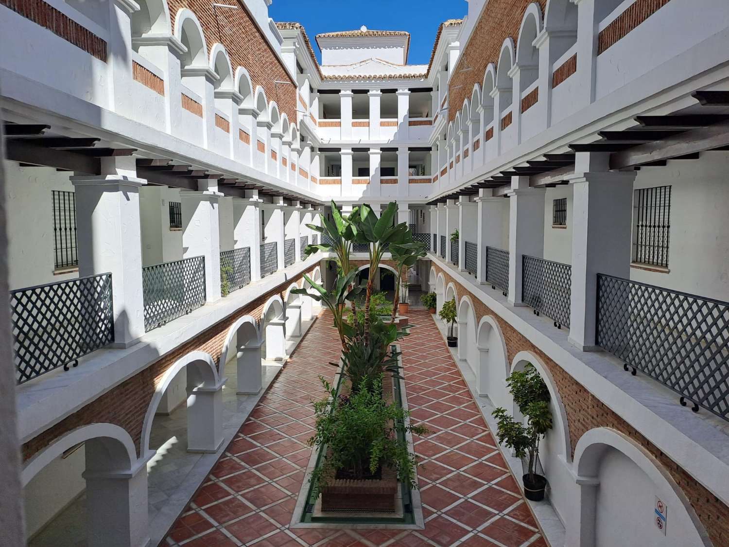 Media temporada.  Se alquila  desde 1.10.26-31.5.27 bonito apartamento en planta baja a 200 metros de la playa en Benalmádena.