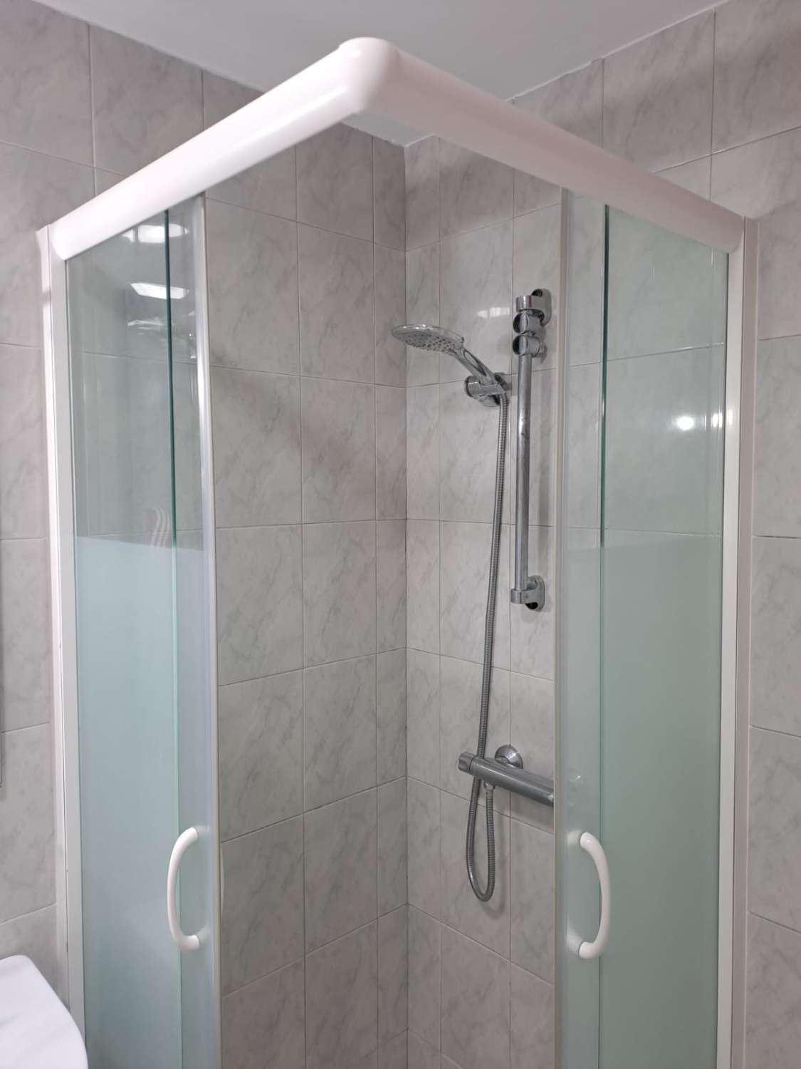 Media temporada.  Se alquila  desde 1.10.26-31.5.27 bonito apartamento en planta baja a 200 metros de la playa en Benalmádena.