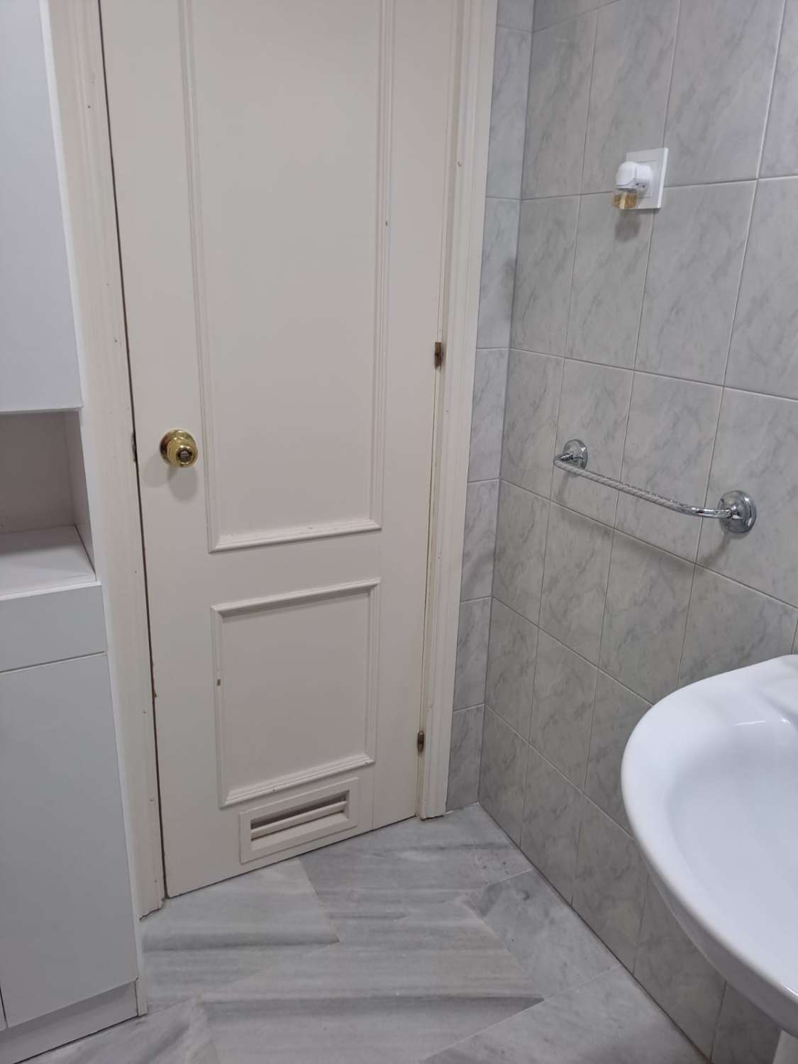 Media temporada.  Se alquila  desde 1.10.26-31.5.27 bonito apartamento en planta baja a 200 metros de la playa en Benalmádena.