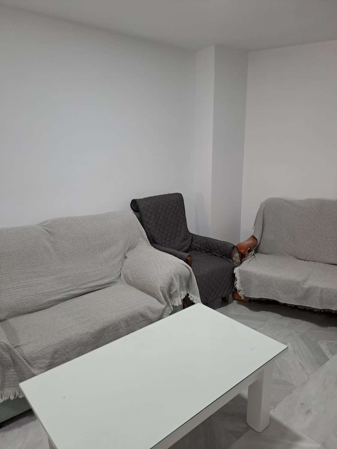 Media temporada.  Se alquila  desde 1.10.26-31.5.27 bonito apartamento en planta baja a 200 metros de la playa en Benalmádena.
