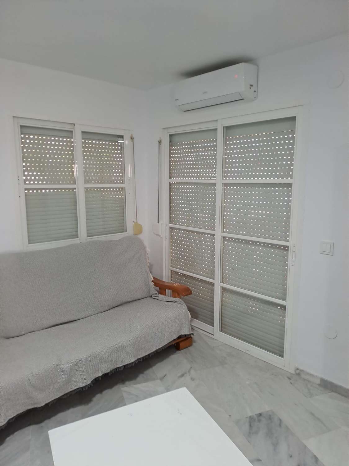 Media temporada.  Se alquila  desde 1.10.26-31.5.27 bonito apartamento en planta baja a 200 metros de la playa en Benalmádena.