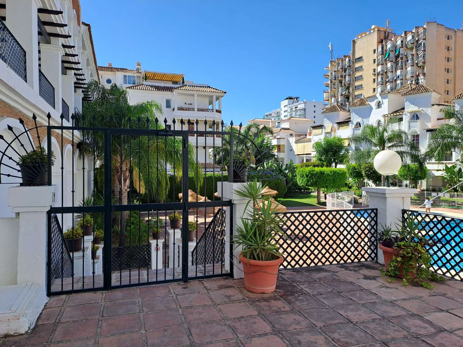 Media temporada.  Se alquila  desde 1.10.26-31.5.27 bonito apartamento en planta baja a 200 metros de la playa en Benalmádena.