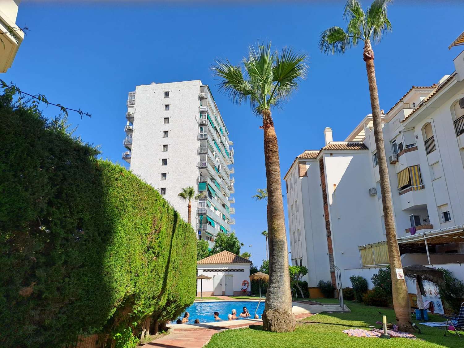 Media temporada.  Se alquila  desde 1.10.26-31.5.27 bonito apartamento en planta baja a 200 metros de la playa en Benalmádena.