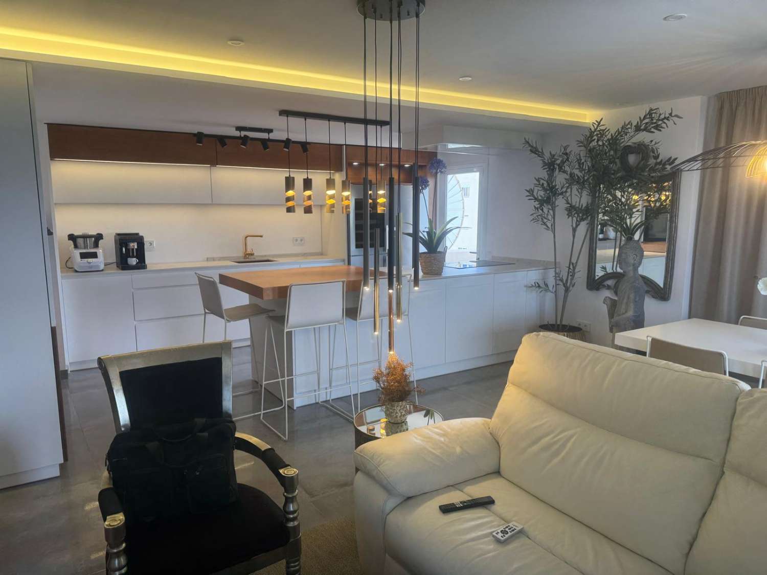 Magnificent furnished apartment with sea views for sale in the centre of Fuengirola