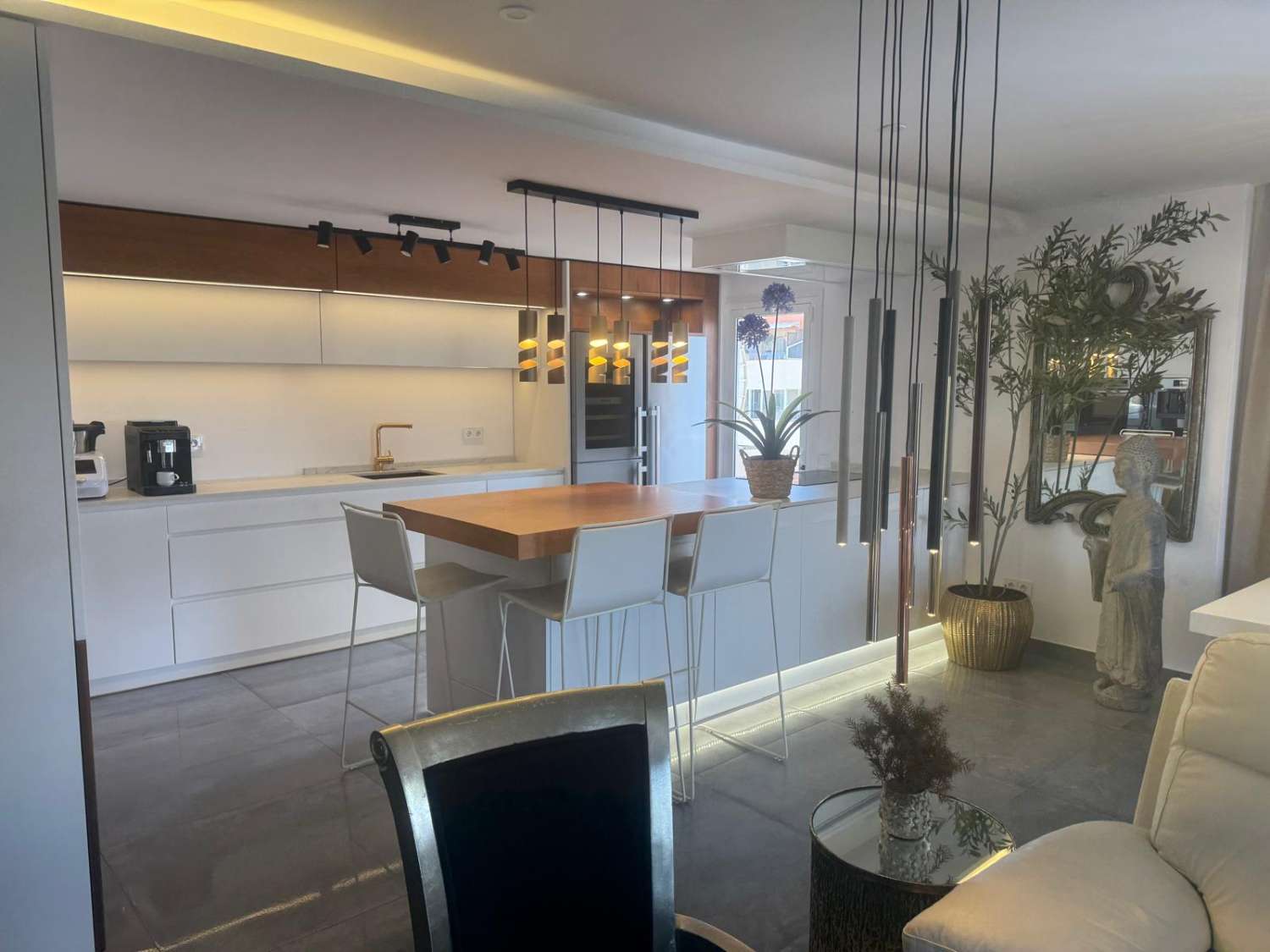 Magnificent furnished apartment with sea views for sale in the centre of Fuengirola