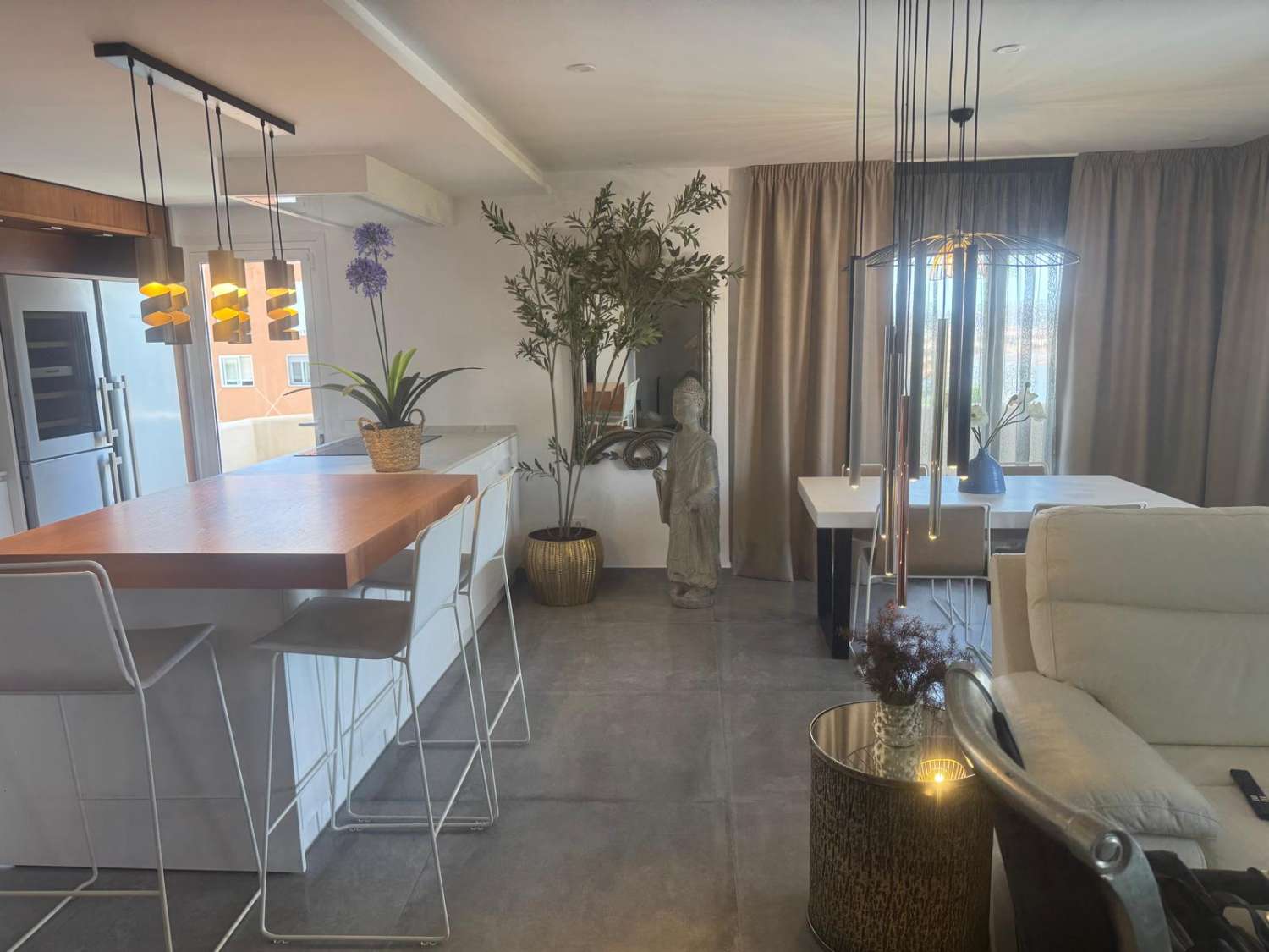 Magnificent furnished apartment with sea views for sale in the centre of Fuengirola