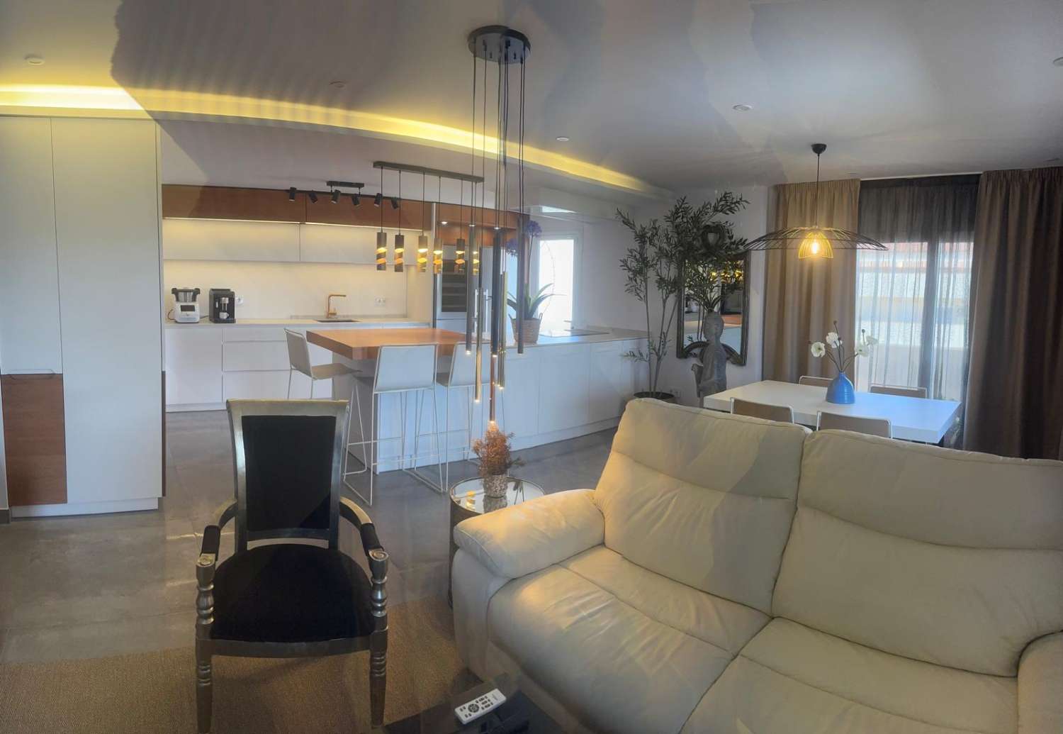 Magnificent furnished apartment with sea views for sale in the centre of Fuengirola