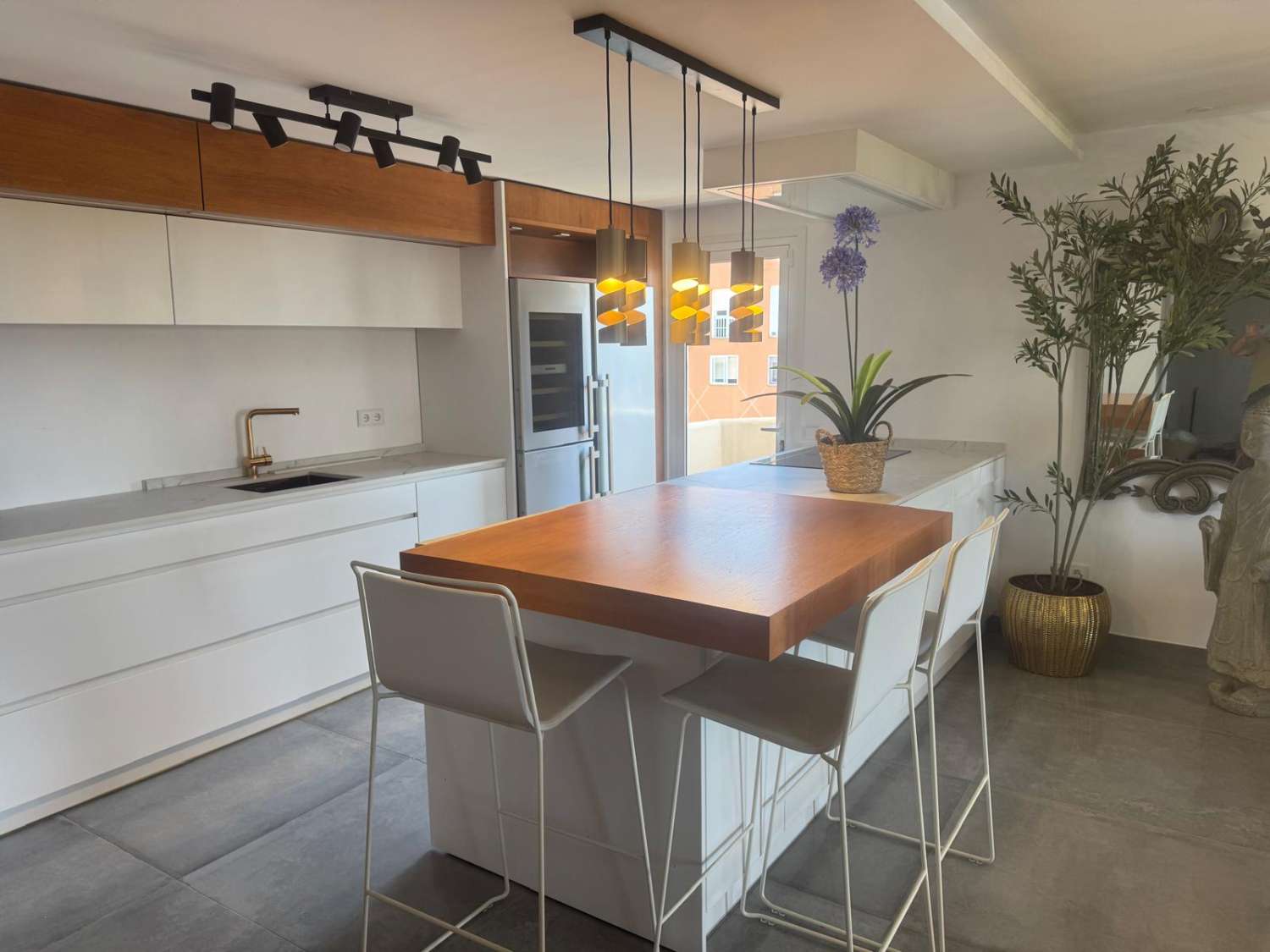 Magnificent furnished apartment with sea views for sale in the centre of Fuengirola