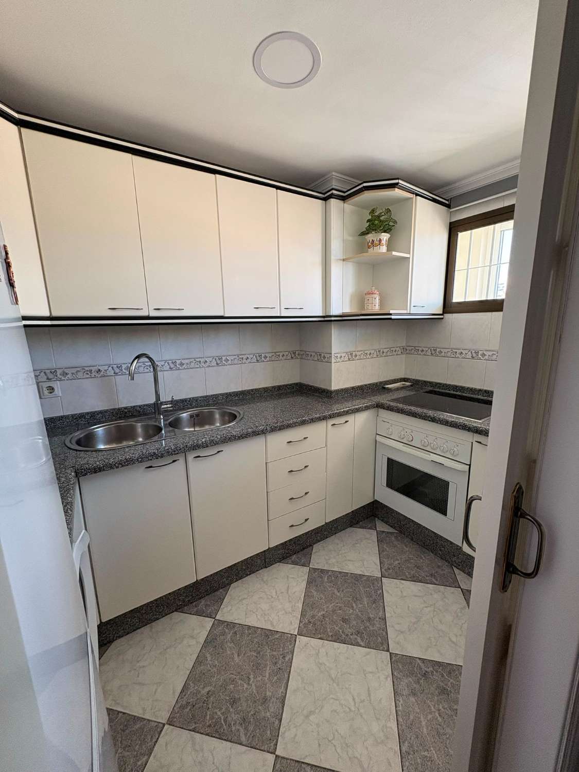 Mid-season . For rent from 1.11.26-31.5.2027 Nice apartment with sea views on the 1st line in Benalmadena