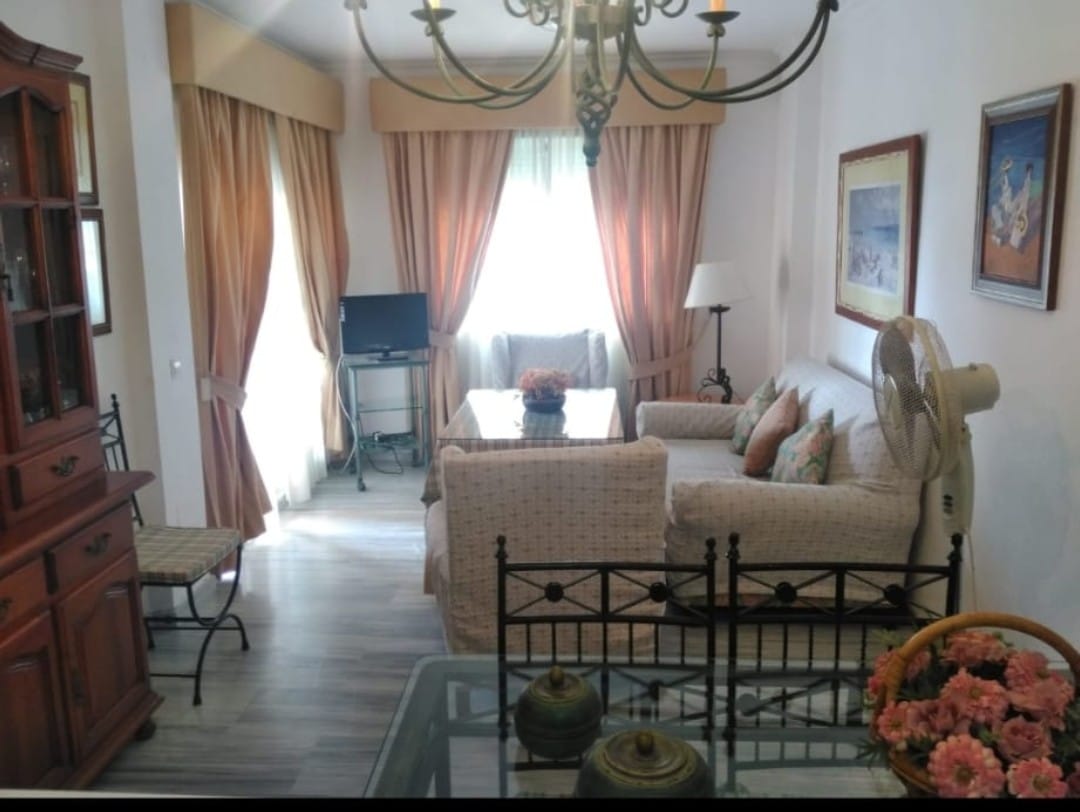 Media temporada . Se alquila desde 1.9.26-30.6.27 bonito apartamento con vistas al mar en 2ª linea de playa en  Fuengirola