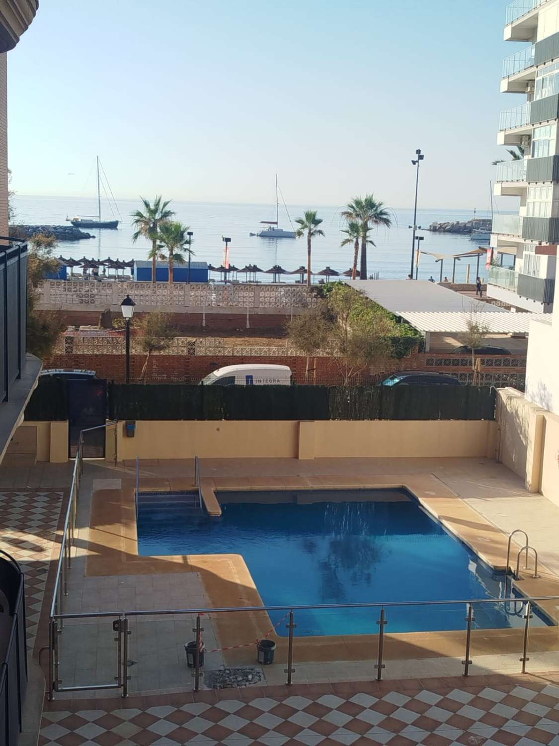 Media temporada . Se alquila desde 1.9.26-30.6.27 bonito apartamento con vistas al mar en 2ª linea de playa en  Fuengirola