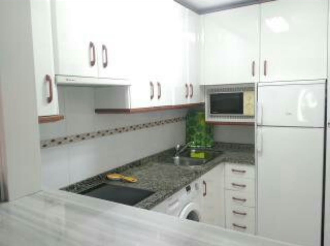 Media temporada . Se alquila desde 1.9.26-30.6.27 bonito apartamento con vistas al mar en 2ª linea de playa en  Fuengirola