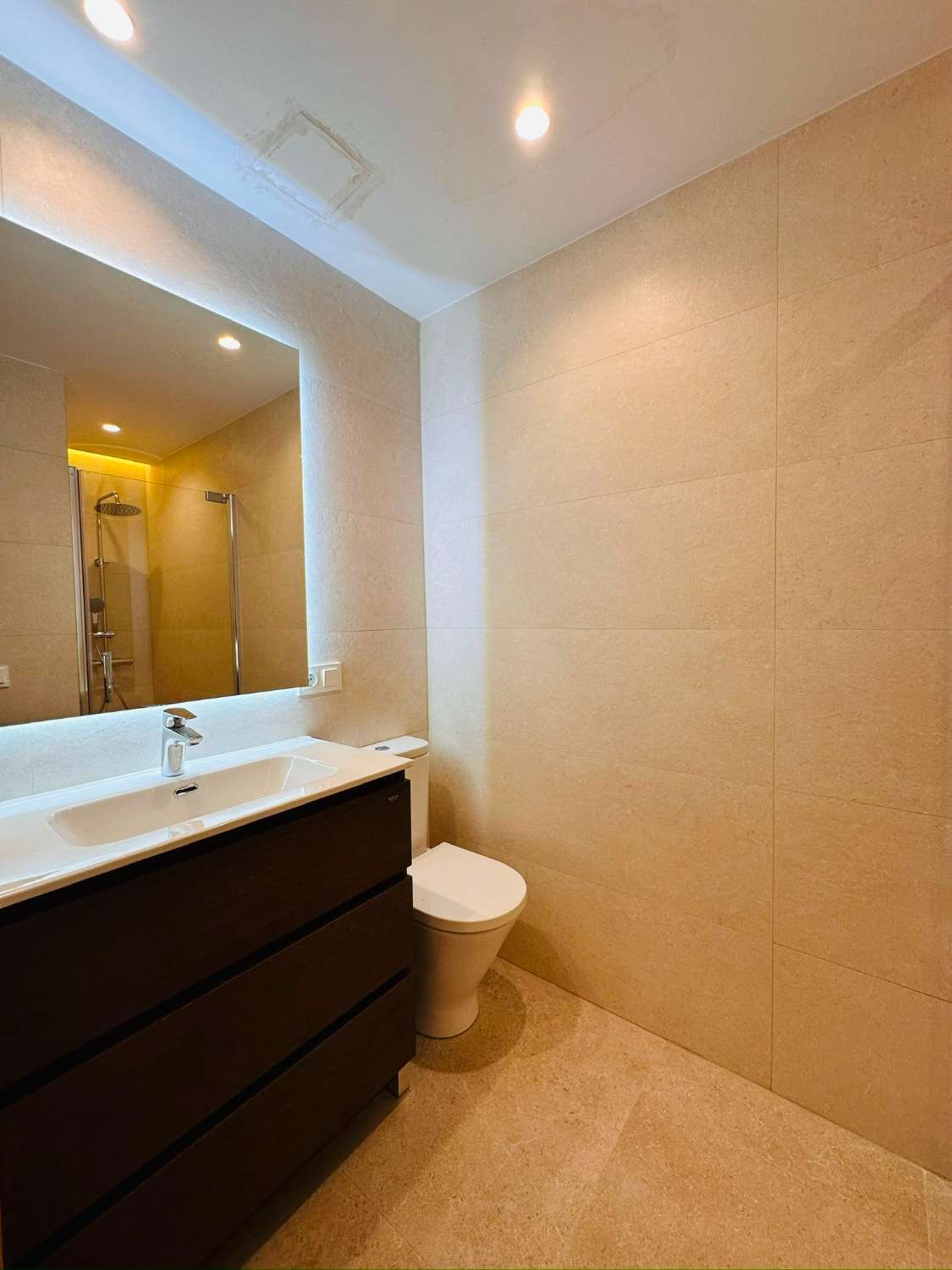 Un bel appartement tout neuf à louer en plein centre de Fuengirola pour une longue durée