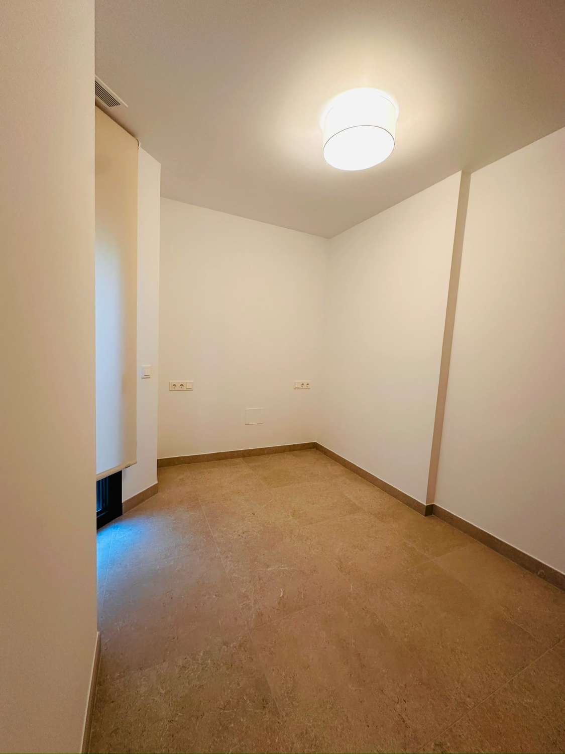 Un bel appartement neuf, NON MOBLÉ, à louer sur le long terme en plein centre de Fuengirola
