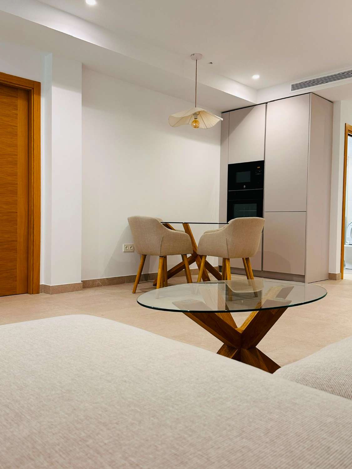 Se alquila por larga temporada bonito   apartamento  a estrenar en el centro de Fuengirola