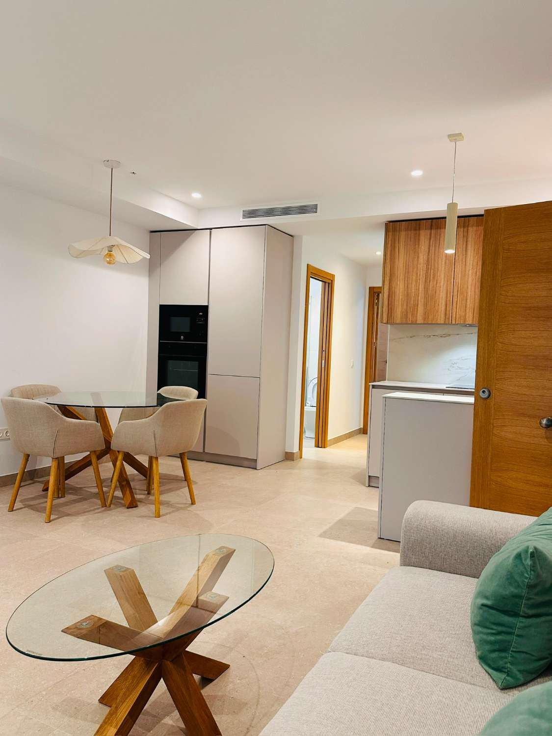 Se alquila por larga temporada bonito   apartamento  a estrenar en el centro de Fuengirola