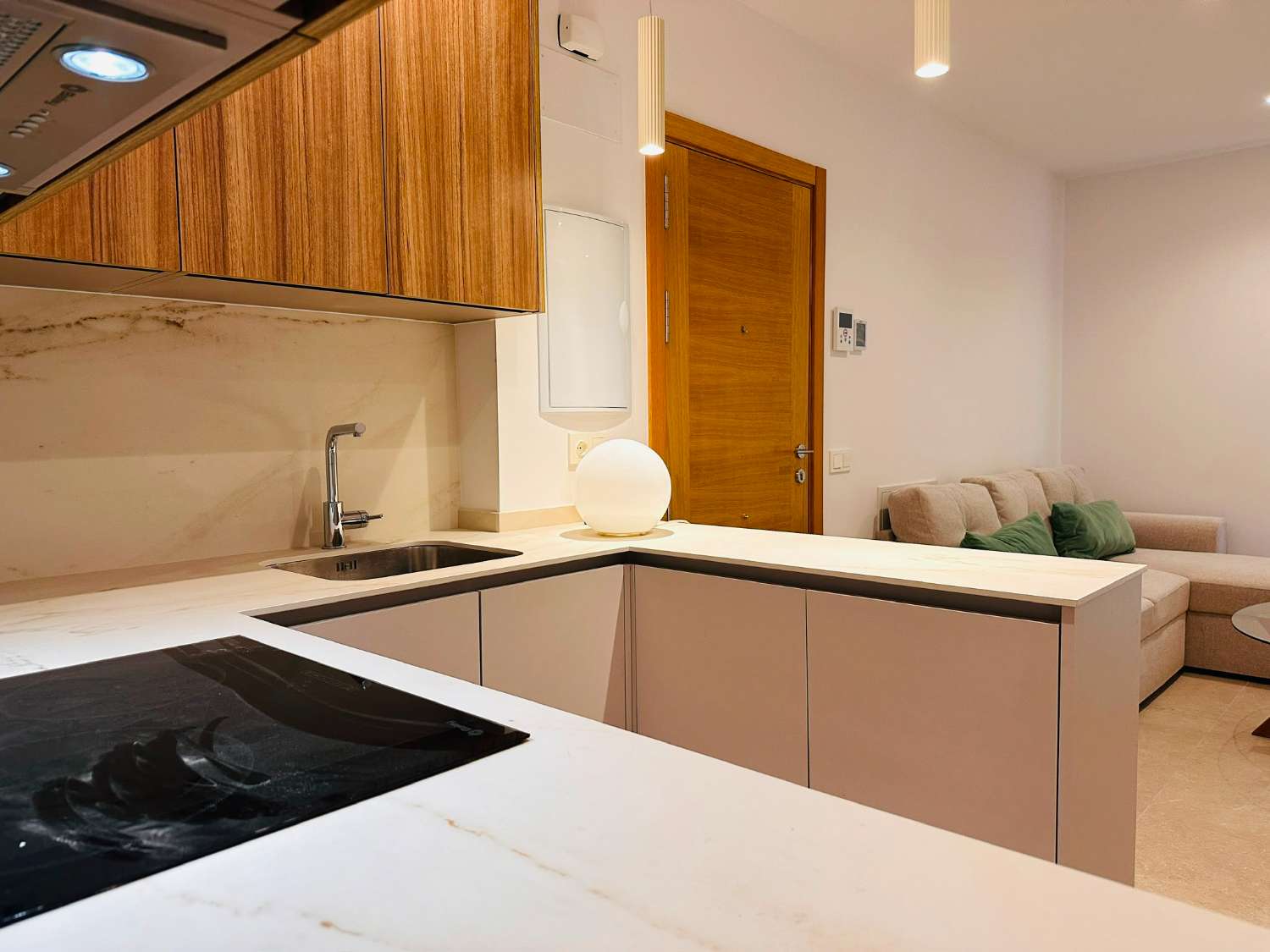 Se alquila por larga temporada bonito   apartamento  a estrenar en el centro de Fuengirola