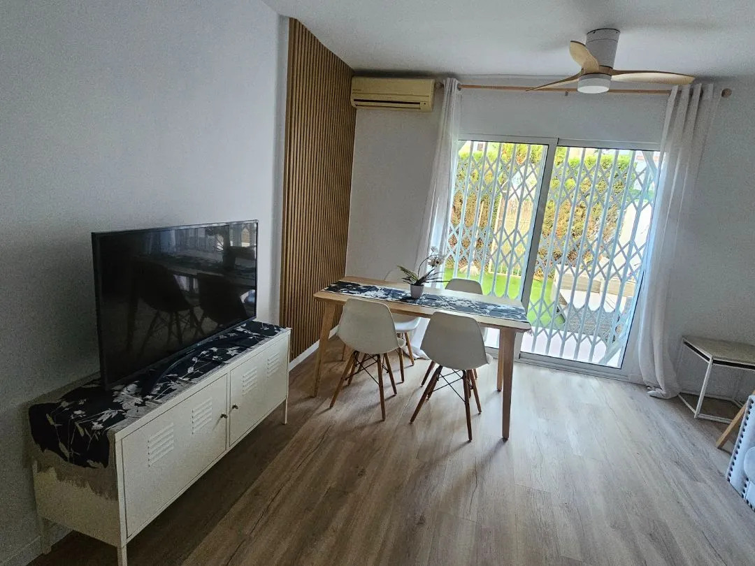 Larga temporada . Se alquila bonito apartamento en planta baja  zona  El Pinillo Torremolinos