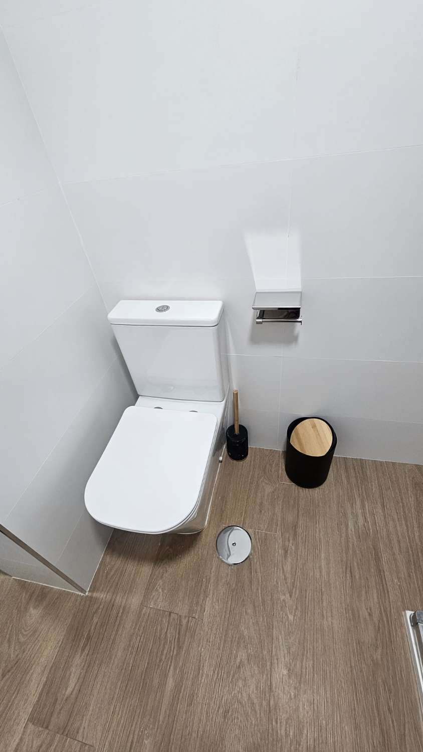 Larga temporada . Se alquila bonito apartamento en planta baja  zona  El Pinillo Torremolinos