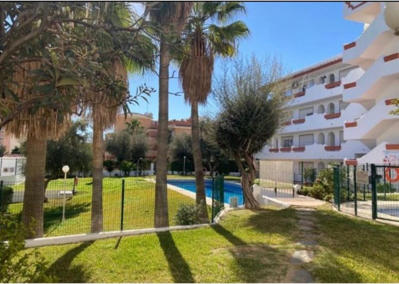 Larga temporada . Se alquila bonito apartamento en planta baja  zona  El Pinillo Torremolinos