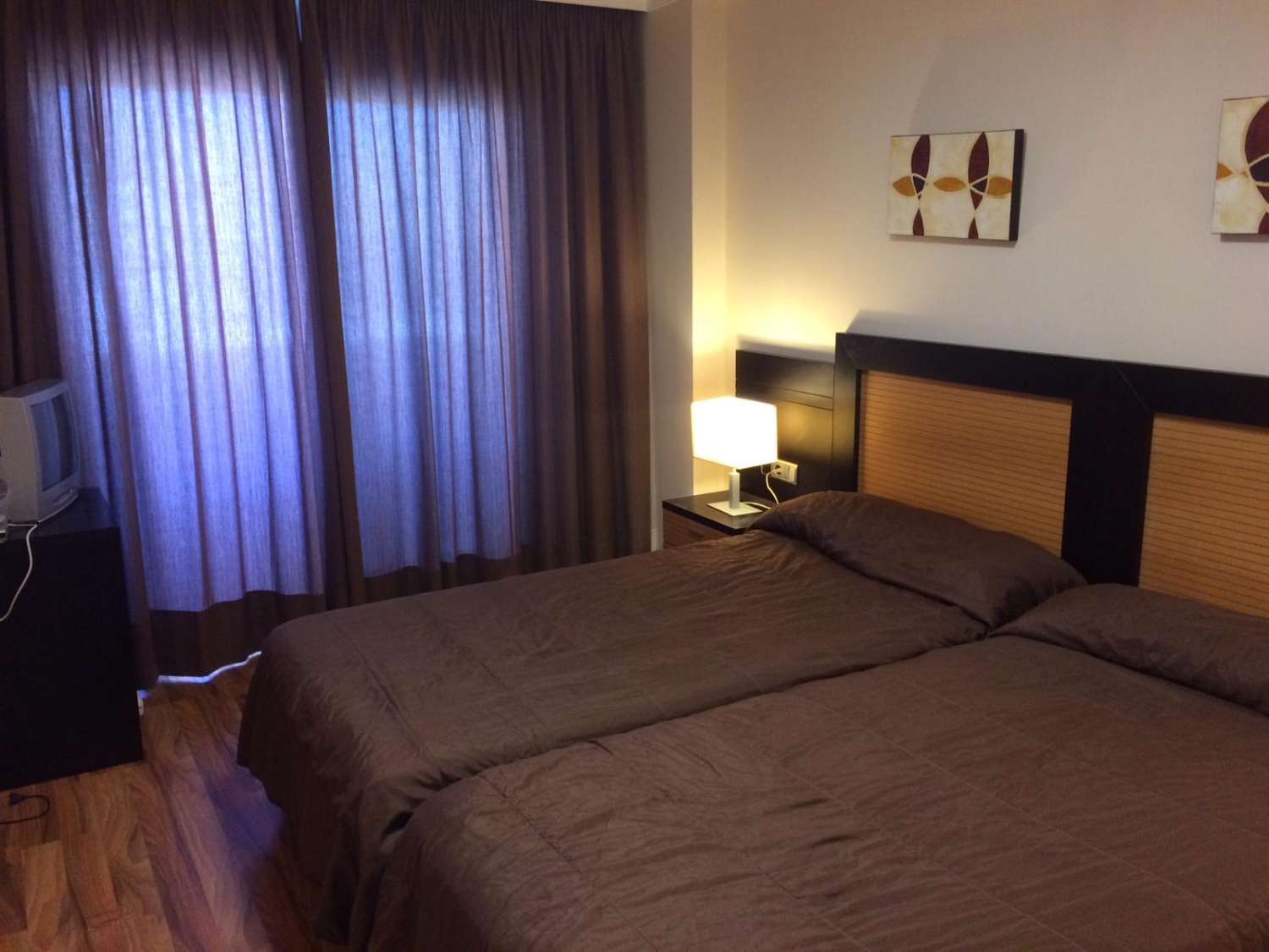 Media Temporada . Se  Alquila desde1.9.26-30.6.27 bonito apartamento  con vistas laterales al mar a 200 metros de la playa en Benalmadena