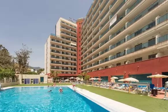 Media Temporada . Se  Alquila desde1.9.26-30.6.27 bonito apartamento  con vistas laterales al mar a 200 metros de la playa en Benalmadena