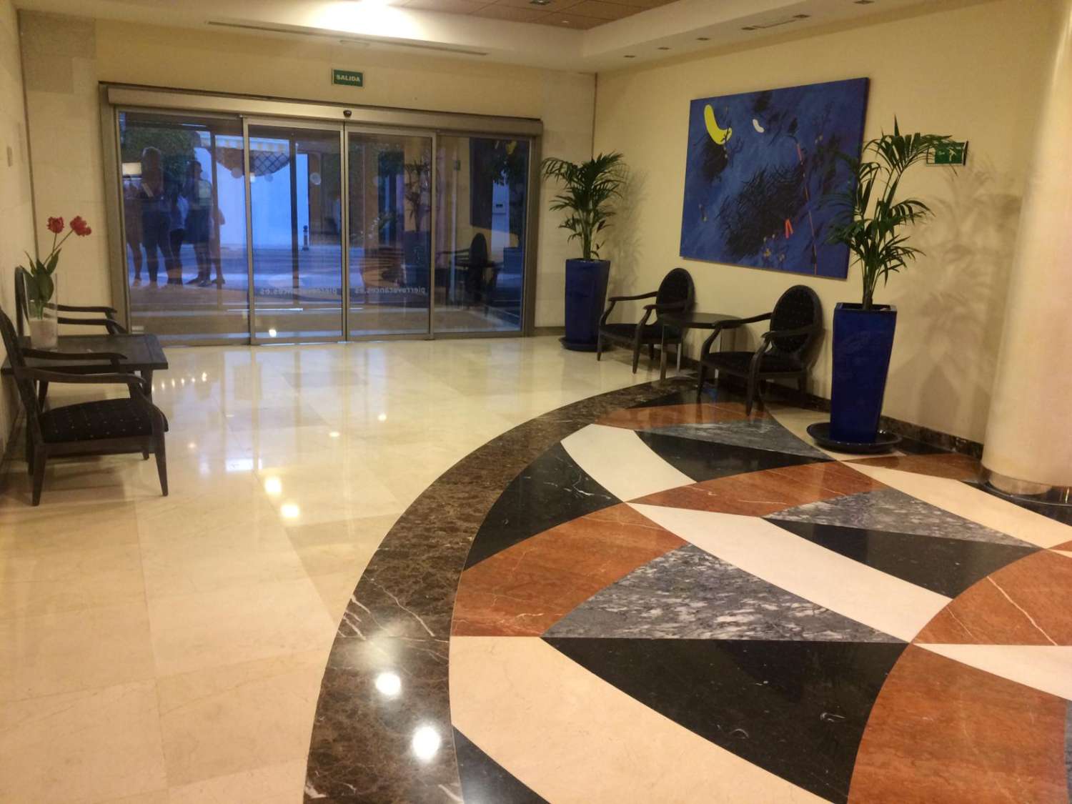 Media Temporada . Se  Alquila desde1.9.26-30.6.27 bonito apartamento  con vistas laterales al mar a 200 metros de la playa en Benalmadena