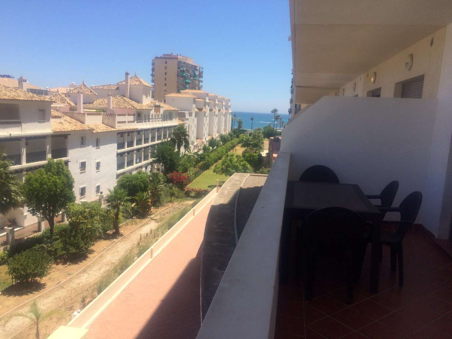 Media Temporada . Se  Alquila desde1.9.26-30.6.27 bonito apartamento  con vistas laterales al mar a 200 metros de la playa en Benalmadena