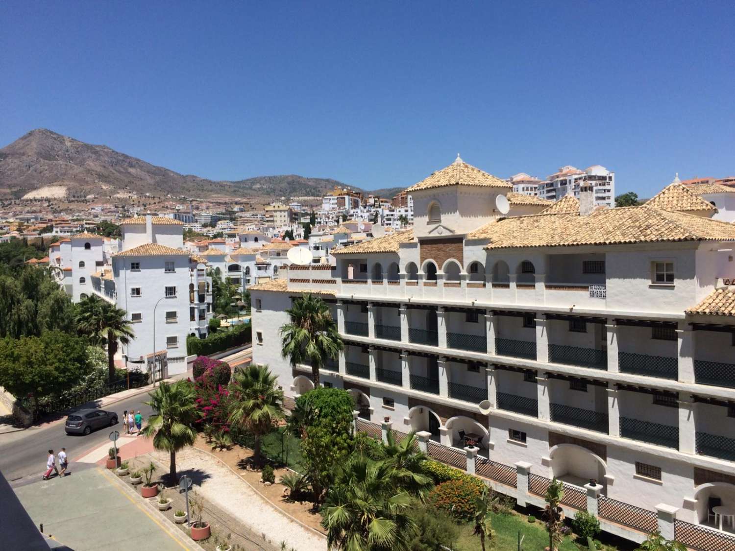 Se  Alquila  por larga temporada desde1.9.26 bonito apartamento  con vistas laterales al mar a 200 metros de la playa en Benalmadena
