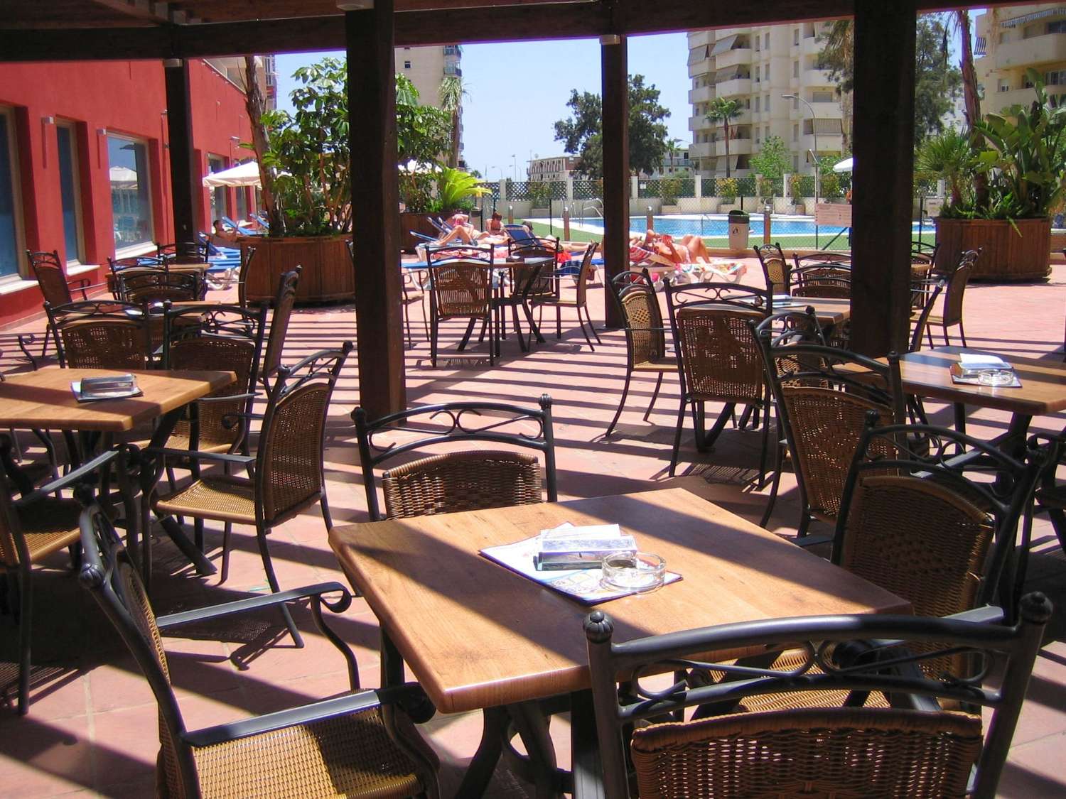 Se  Alquila  por larga temporada desde1.9.26 bonito apartamento  con vistas laterales al mar a 200 metros de la playa en Benalmadena