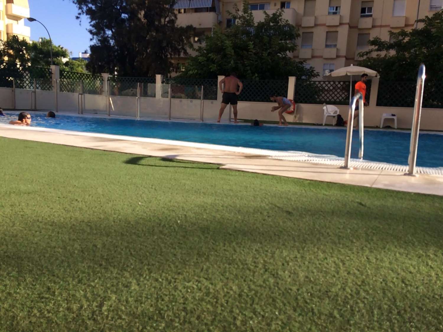 Se  Alquila  por larga temporada desde1.9.26 bonito apartamento  con vistas laterales al mar a 200 metros de la playa en Benalmadena