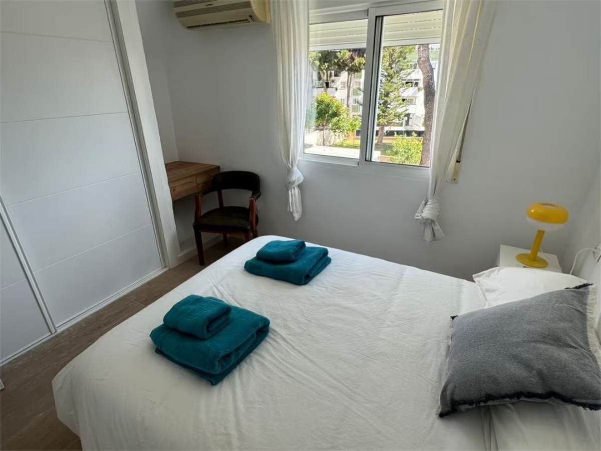 LANGTIDSUTLEIE FRA 01.09.2026 VAKKER, MØBLERT TOMANNSBOLIG MED HAVUTSIKT I TORREMOLINOS